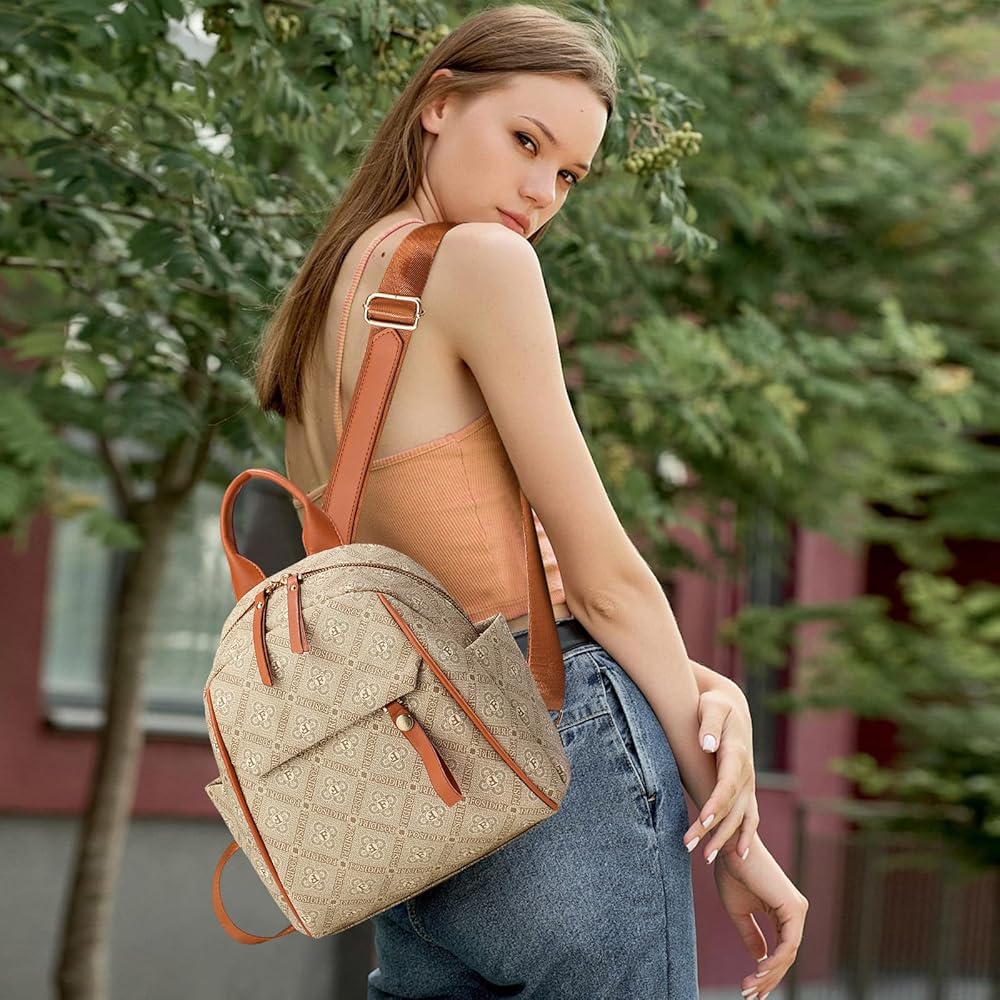 borsa-zaino-220egk-1.jpg NICOLE & DORIS Borsa Zaino Piccolo Zaino Donna Leggero Elegante Zaini Mini in PU Pelle Daypack Zainetto da Viaggio per lo Shopping Beige Motivo : Amazon.it: Moda - immagine 1