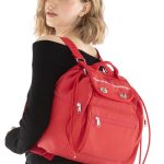 Mandarina Duck Utility è uno zaino in materiale dalla superficie gommata