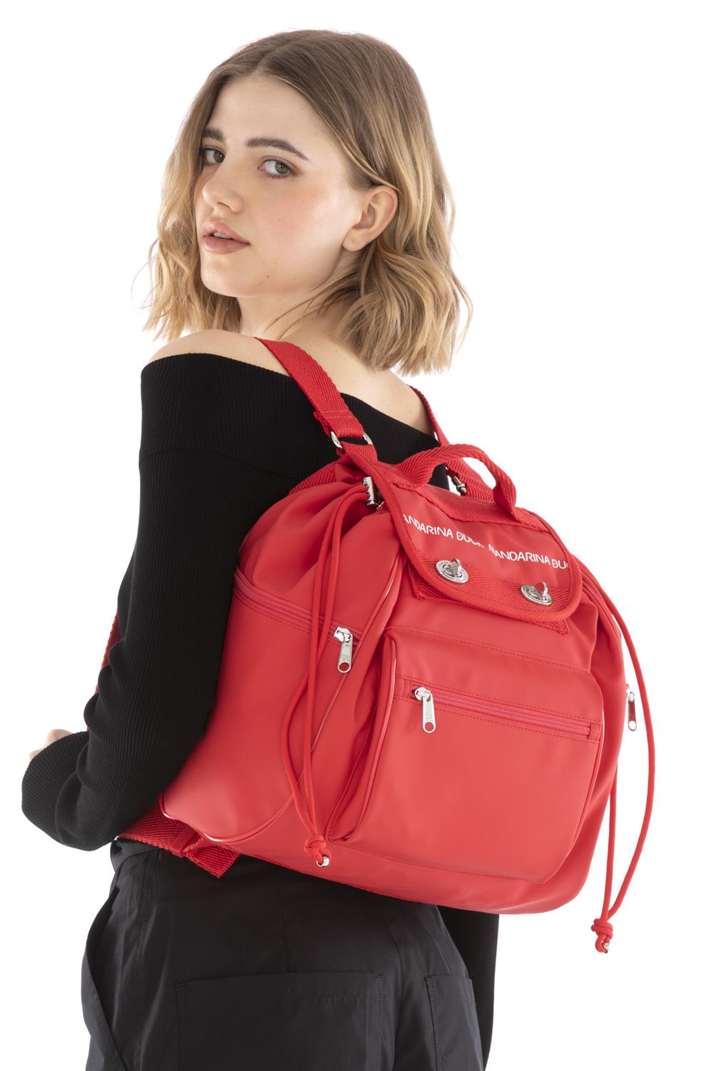 zaino-mandarina-duck-567pro-1.jpg Mandarina Duck Utility è uno zaino in materiale dalla superficie gommata - immagine 1